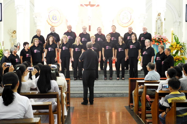 The Swiss Fribourg choir visits and performs at My Tho Diocese